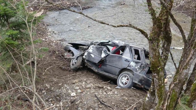 Defalarca Takla Atan Otomobil Dereye Uçtu: 1’i Çocuk 5 Yaralı