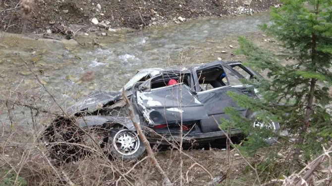 Defalarca Takla Atan Otomobil Dereye Uçtu: 1’i Çocuk 5 Yaralı