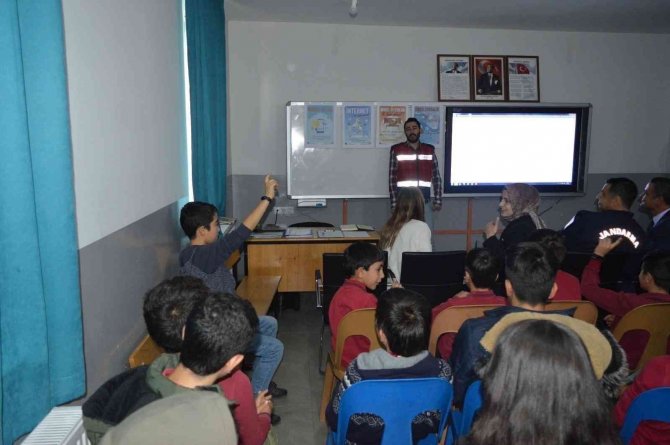 Burdur’da Jandarma Ekiplerinden Uyuşturucu Ve Siber Suçlarla Mücadele Eğitimi