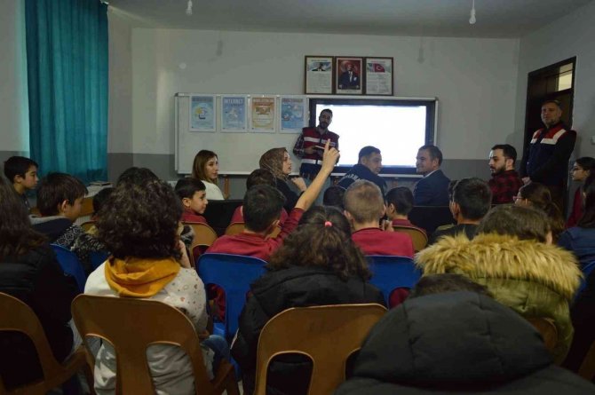 Burdur’da Jandarma Ekiplerinden Uyuşturucu Ve Siber Suçlarla Mücadele Eğitimi