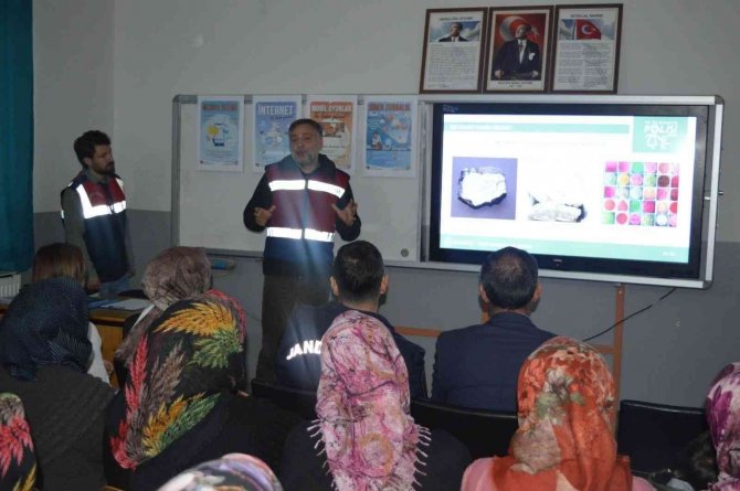 Burdur’da Jandarma Ekiplerinden Uyuşturucu Ve Siber Suçlarla Mücadele Eğitimi