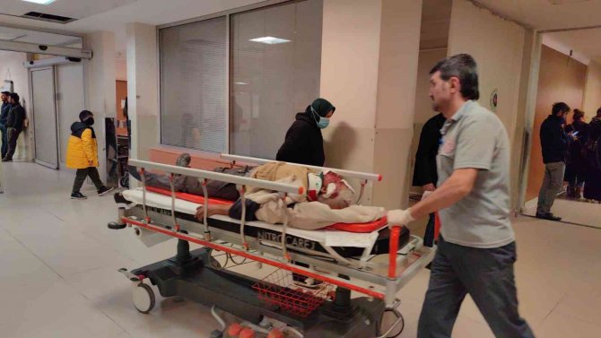 Bursa’da Feci Kaza: Otomobil İkiye Bölündü, 3 Kişi Yaralandı