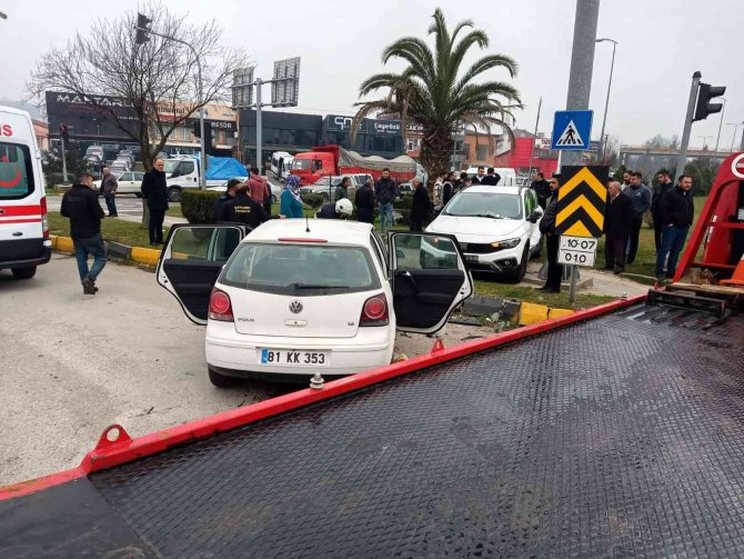 Işık İhlali Kazaya Neden Oldu: 3 Yaralı
