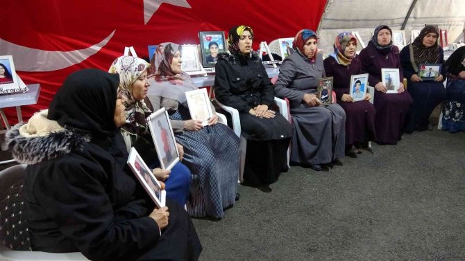 Diyarbakır Anneleri Bin 240 Gündür Evlatlarının Yolunu Gözlüyor