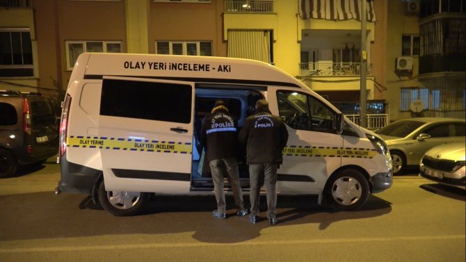 Karısını Önce Eşarpla Boğmaya Çalıştı, Sonra Bıçakla Boğazını Kesti