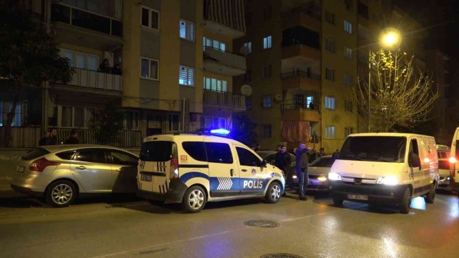 Karısını Önce Eşarpla Boğmaya Çalıştı, Sonra Bıçakla Boğazını Kesti