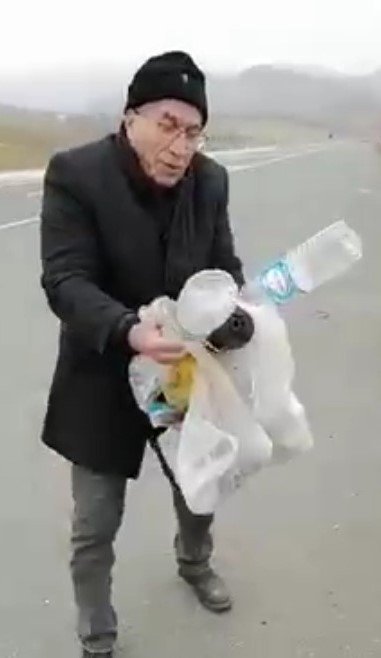 Ana Yol Kenarındaki Çöpleri Topladı, Vatandaşa Çağrıda Bulundu