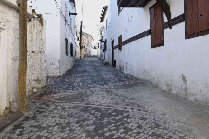 Eski Kuşadası’nın Tarihi Sokakları Aslına Uygun Olarak Yenilendi
