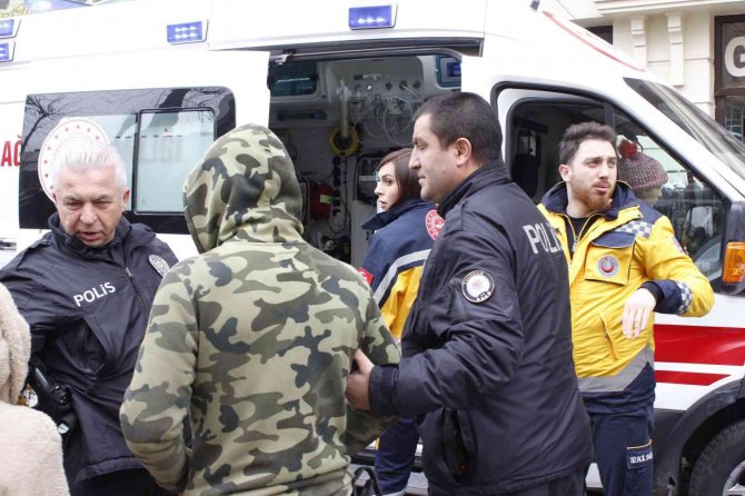 Karton Toplayıcı Kadını Dövdürtüp Videoya Aldı
