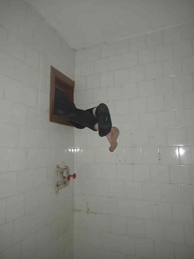 Hırsızlık Şüphelisi Havalandırma Boşluğuna Sıkışınca Yakalandı