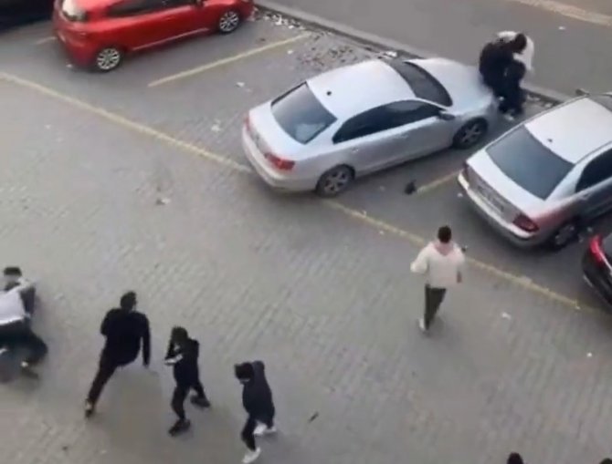 Kafedeki Kavga Sokağa Taştı, Tekme Ve Yumruklar Havada Uçuştu