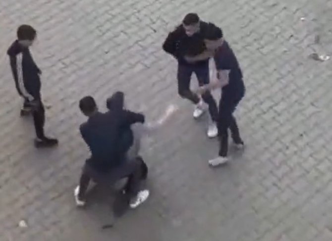 Kafedeki Kavga Sokağa Taştı, Tekme Ve Yumruklar Havada Uçuştu