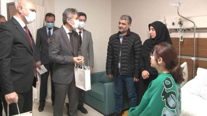 Hastane Odasında Üniversite Sınavına Hazırlanan Genç Kıza Bakanlıktan Tam Destek