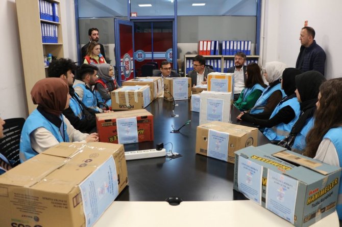 Öğrenciler İhtiyaç Fazlası Ambalajı Açılmamış Kahvaltılıkları İhtiyaç Sahiplerine Ulaştırıyor