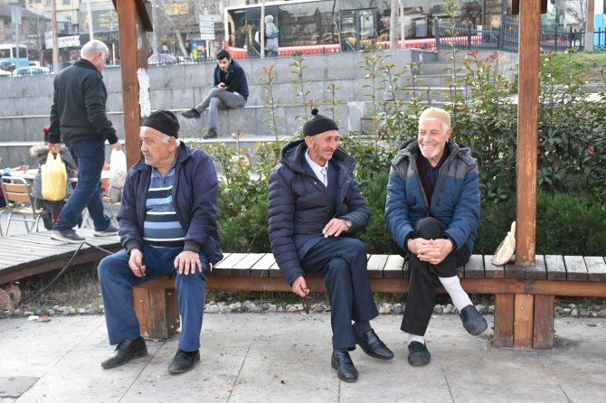 Vatandaşlar Yazdan Kalma Günlerin Tadını Çıkartıyor