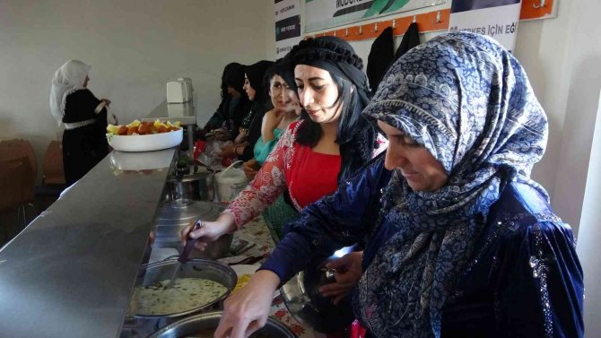 Yüksekovalı Kadınlar Fistan Giyip Yöresel Yemek Yaptı