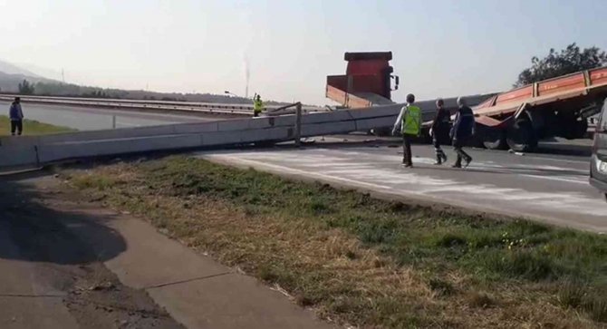 Hatay’da Tırdan Düşen Metal Otoyolu Kapattı
