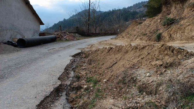 Hizmet Alamayan Köylüler Yardım İstiyor