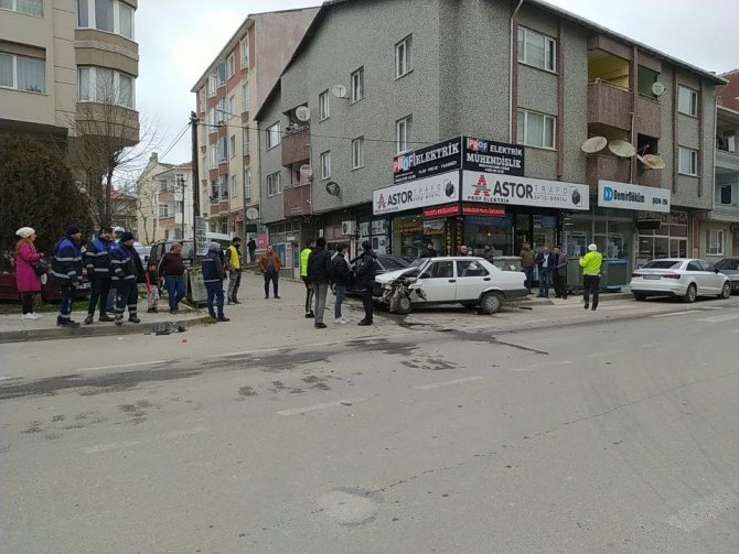 İ̇ki Otomobilin Çarpıştığı Kazada Faciadan Dönüldü