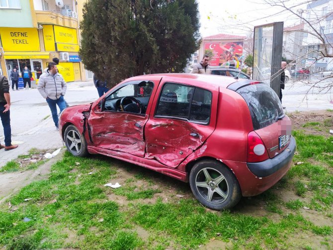 İ̇ki Otomobilin Çarpıştığı Kazada Faciadan Dönüldü