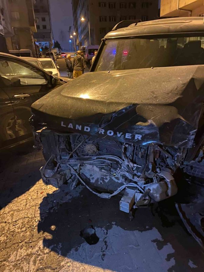 Sultangazi’de Alkollü Sürücü 13 Araca Çarptı Ardından Mahalleyi Elektriksiz Bıraktı