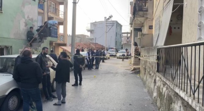 İ̇zmir’de Sokak Ortasında Silahlı Çatışma: 3 Yaralı