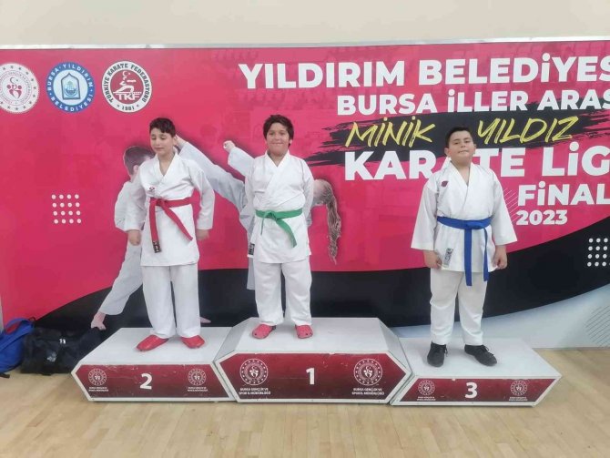 İ̇zmit Belediyesporlu Karateciler Bursa’dan Madalyalarla Döndü