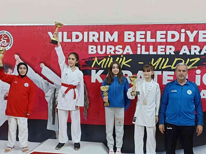 İ̇zmit Belediyesporlu Karateciler Bursa’dan Madalyalarla Döndü