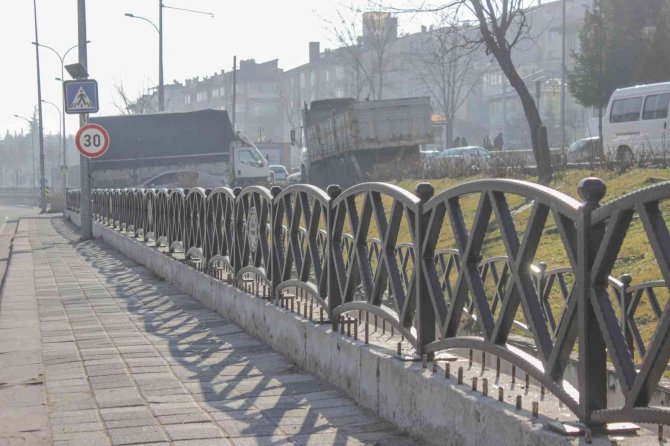 Kanal Korkuluklarında Bakım, Onarım Ve Boyama Çalışması