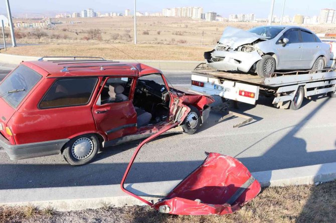 Otomobiller Çarpıştı, 7 Kişi Yaralandı