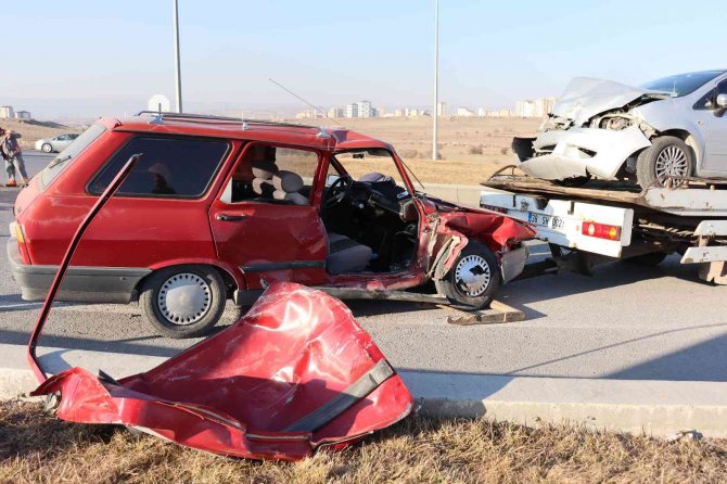 Otomobiller Çarpıştı, 7 Kişi Yaralandı