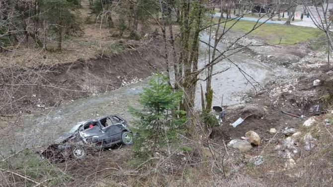 Dereye Uçan Otomobilin Sürücüsü Hayatını Kaybetti
