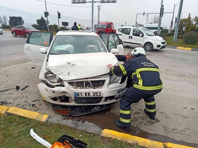 Işık İhlali Kazaya Neden Oldu: 3 Yaralı