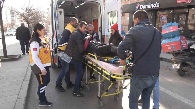 Yan Yatan Motosikletten Yola Savrulan Kurye Yaralandı