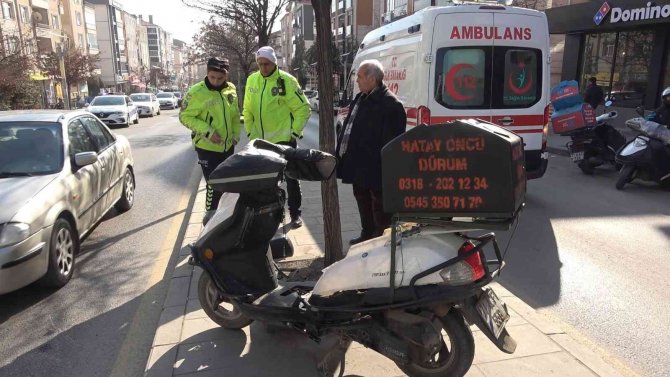 Yan Yatan Motosikletten Yola Savrulan Kurye Yaralandı