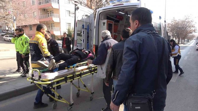 Yan Yatan Motosikletten Yola Savrulan Kurye Yaralandı