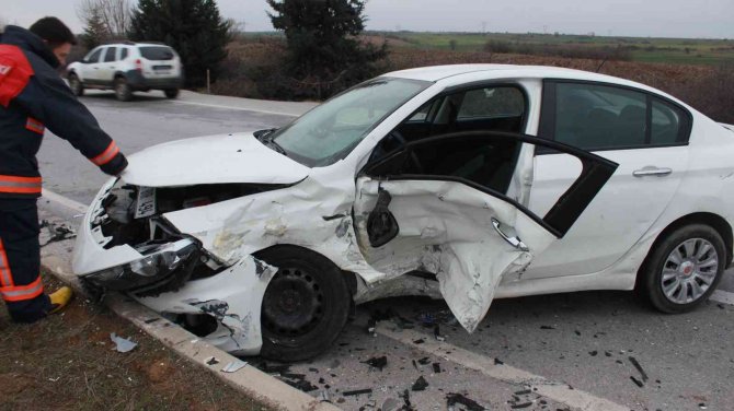 Kırklareli’nde Otomobiller Çarpıştı: 3 Yaralı