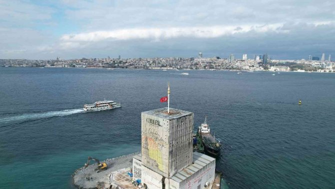 Kız Kulesi’nde Türk Bayrağı Ve Alem Ortaya Çıktı