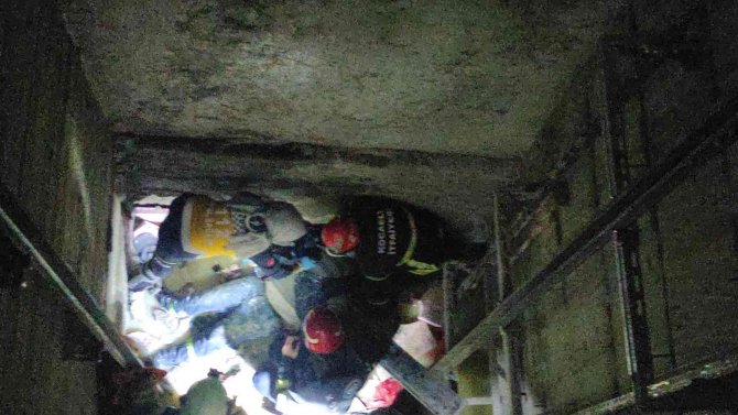 Asansör Boşluğuna Düşen İşçi Yaralandı, İş Arkadaşları Sinir Krizi Geçirdi