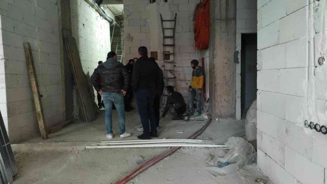 Asansör Boşluğuna Düşen İşçi Yaralandı, İş Arkadaşları Sinir Krizi Geçirdi