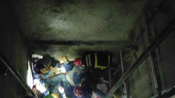 Asansör Boşluğuna Düşen İşçi Yaralandı, İş Arkadaşları Sinir Krizi Geçirdi