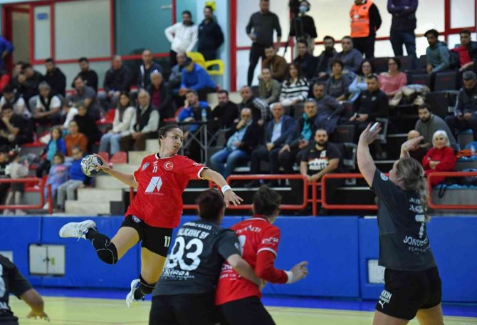 Konyaaltı’nın Hedefi Lideri Yenmek