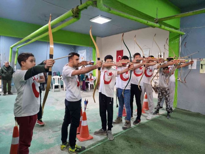 Okçuluk Sporuna İlgi Arttı, Gençler Hedeflerini 12’den Vuruyor