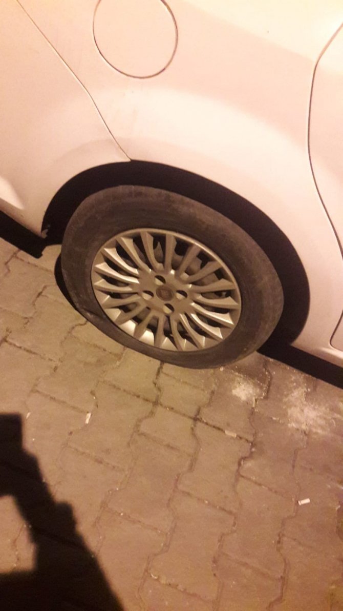 Küçükçekmece’de Bir Kişinin Araçların Lastiklerini Kesip Kaçtığı Anlar Kamerada