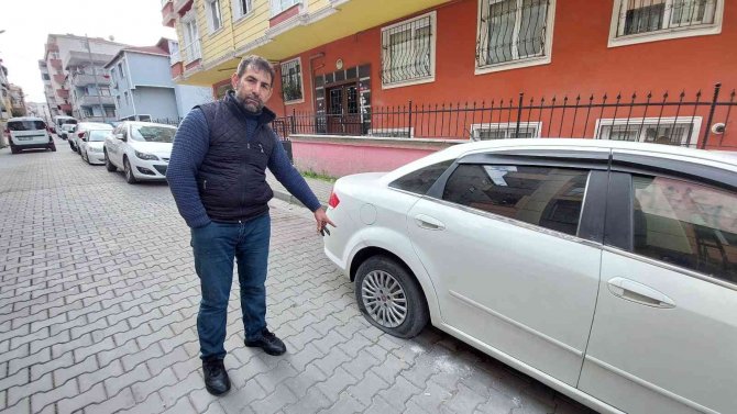 Küçükçekmece’de Bir Kişinin Araçların Lastiklerini Kesip Kaçtığı Anlar Kamerada