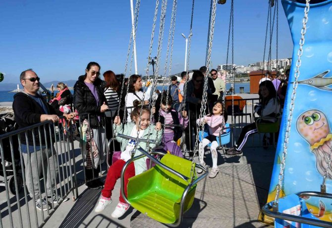 Kuşadası’nda Çocuklar Tatilin Keyfini Lunapark Oyuncaklarıyla Çıkarıyor