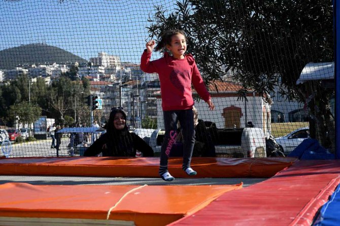 Kuşadası’nda Çocuklar Tatilin Keyfini Lunapark Oyuncaklarıyla Çıkarıyor