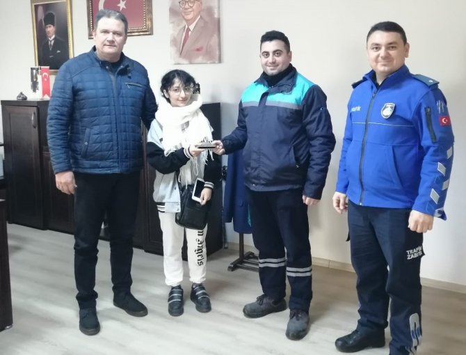 Temizlik Görevlisinden Alkışlanacak Hareket