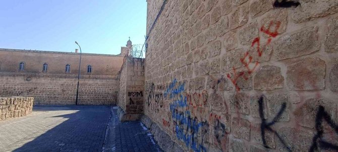 Turizm İlçesi Midyat’ta Duvar Yazıları Ve Düzensiz Çevre Dikkat Çekiyor