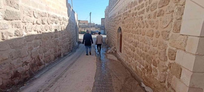Turizm İlçesi Midyat’ta Duvar Yazıları Ve Düzensiz Çevre Dikkat Çekiyor